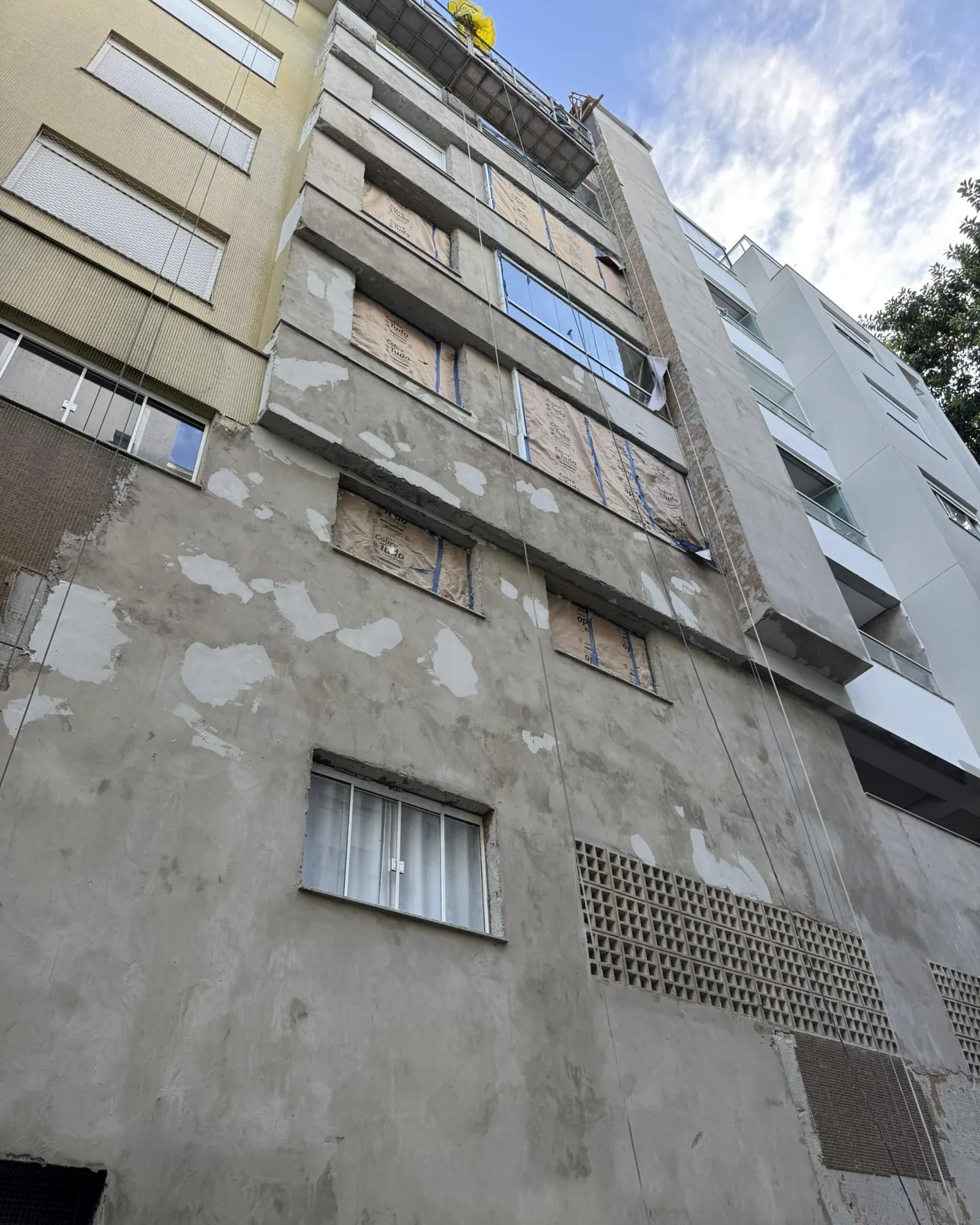 Fachada do Boulevard Coqueiros após a retirada das pastilhas, com o reboco em recuperação