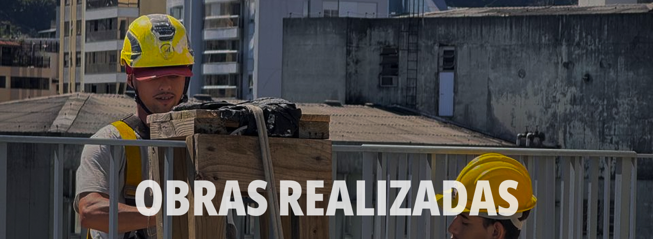 Três trabalhadores da construção civil com braços cruzados, olhando confiantes